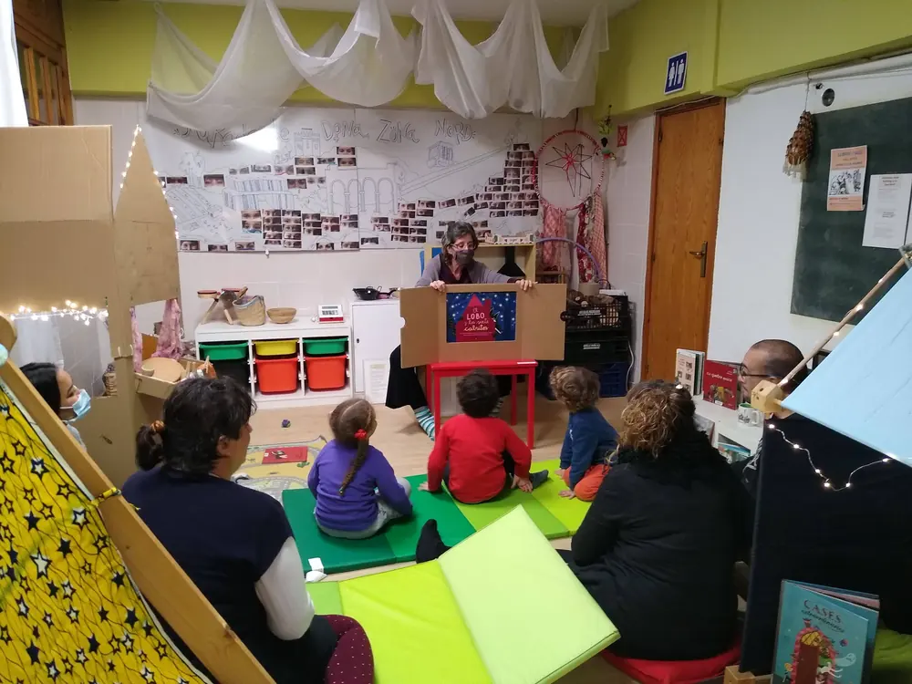 Infants gaudint d'una sortida d'entitat del barri
