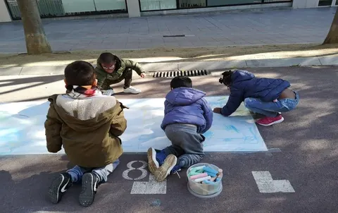 Infants participant en una activitats del CAU, espai de lleure educatiu dels dissabtes