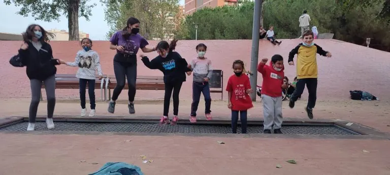 Voluntariat d'Ubuntu durant una sessió amb infants