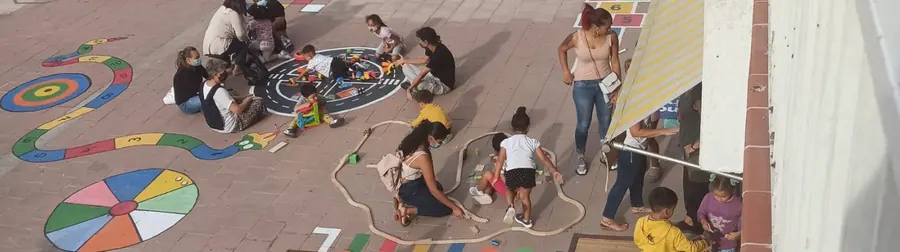 Plaça d'Ubuntu durant una festa comunitària